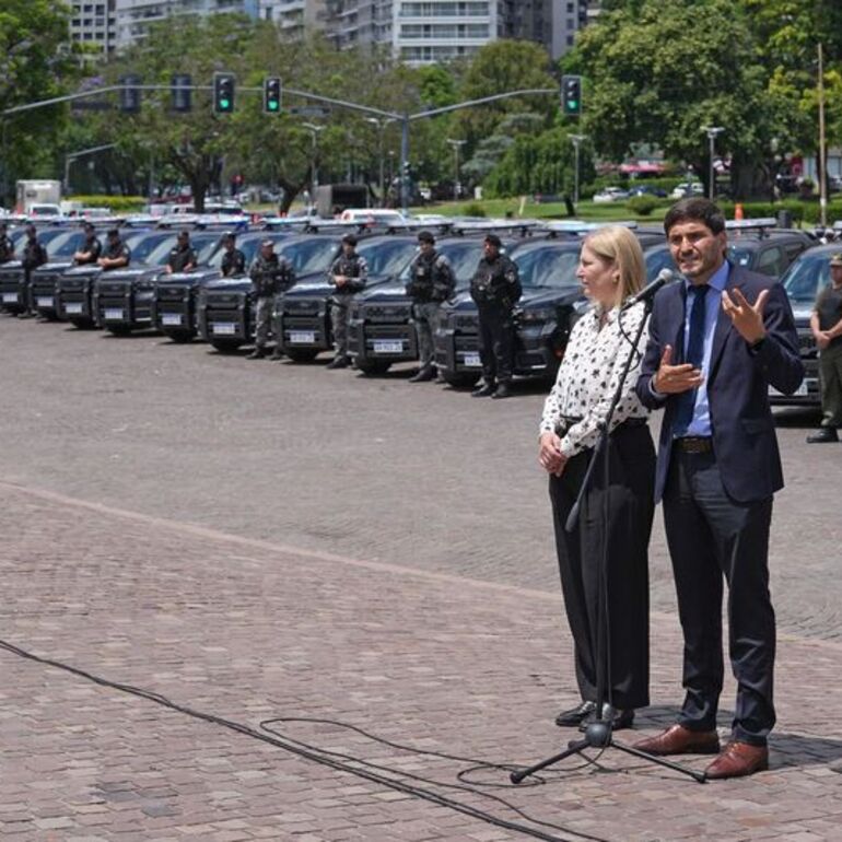 Imagen de Pullaro entregó más camionetas 0 km a la Policía: El método que llevamos adelante en Santa Fe trajo una drástica caída de la violencia y el delito