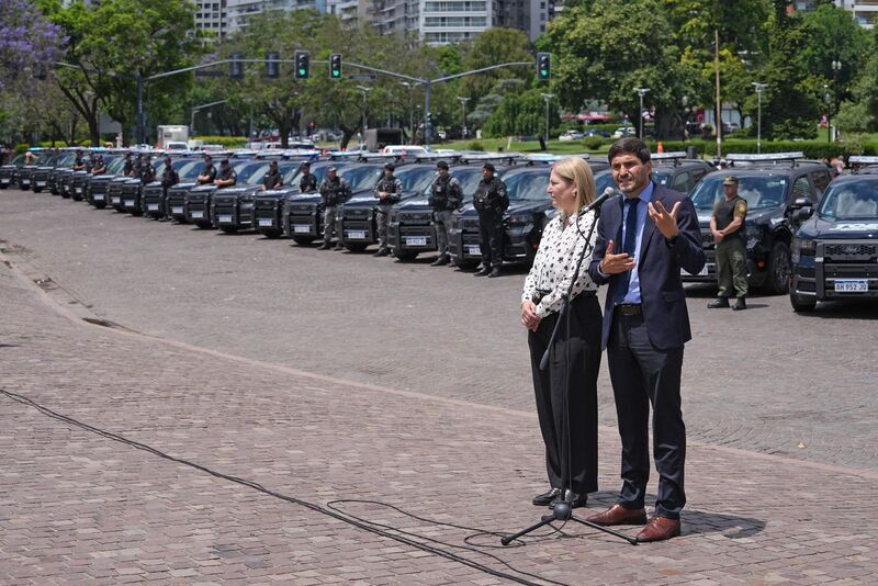 Imagen de Pullaro entreg&oacute; m&aacute;s camionetas 0 km a la Polic&iacute;a: �El m&eacute;todo que llevamos adelante en Santa Fe trajo una dr&aacute;stica ca&iacute;da de la violencia y el delito�