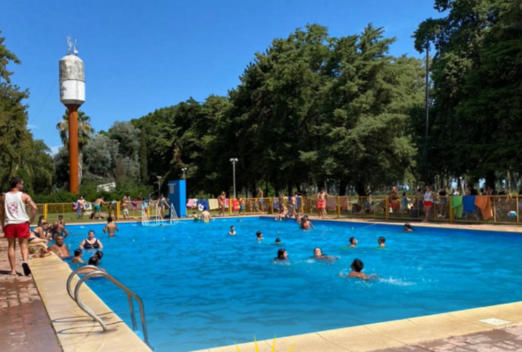 Imagen de ¡Comienza el verano en Theobald! Apertura de pileta, festival "Noches Verdes" y avance en obras educativas
