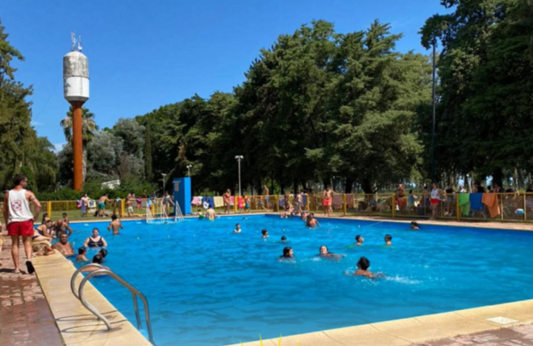 Imagen de ¡Comienza el verano en Theobald! Apertura de pileta, festival "Noches Verdes" y avance en obras educativas