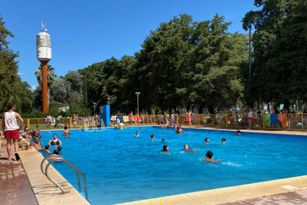 Imagen de &iexcl;Comienza el verano en Theobald! Apertura de pileta, festival "Noches Verdes" y avance en obras educativas