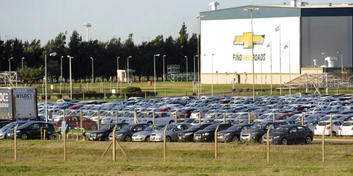 Imagen de General Motors Alvear: La fábrica opera con la mitad de su personal tras 90 nuevos retiros voluntarios