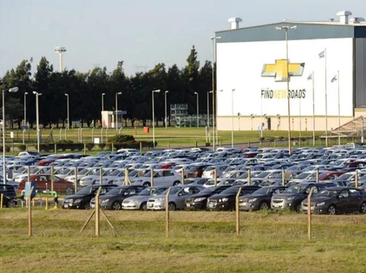 Imagen de General Motors Alvear: La fábrica opera con la mitad de su personal tras 90 nuevos retiros voluntarios