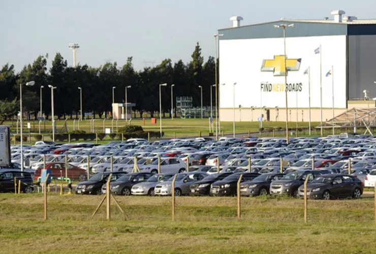 Imagen de General Motors Alvear: La fábrica opera con la mitad de su personal tras 90 nuevos retiros voluntarios