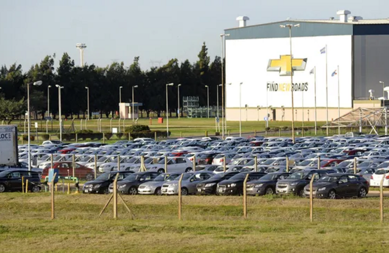 Imagen de General Motors Alvear: La fábrica opera con la mitad de su personal tras 90 nuevos retiros voluntarios