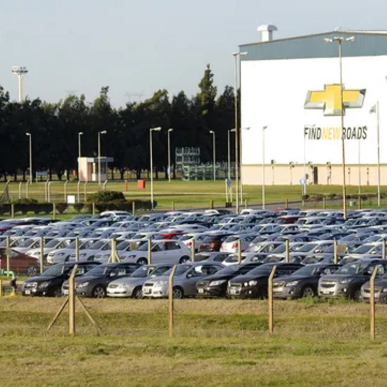 Imagen de General Motors Alvear: La fábrica opera con la mitad de su personal tras 90 nuevos retiros voluntarios