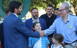 El m&eacute;dico junto al gobernador Maximiliano Pullaro durante la inauguraci&oacute;n de la remodelaci&oacute;n del Bv. Mansueto Maiorano.