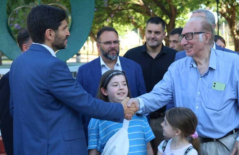 El médico junto al gobernador Maximiliano Pullaro durante la inauguración de la remodelación del Bv. Mansueto Maiorano.