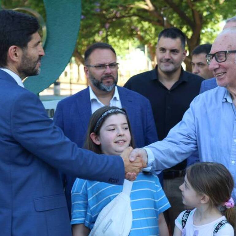 El médico junto al gobernador Maximiliano Pullaro durante la inauguración de la remodelación del Bv. Mansueto Maiorano.