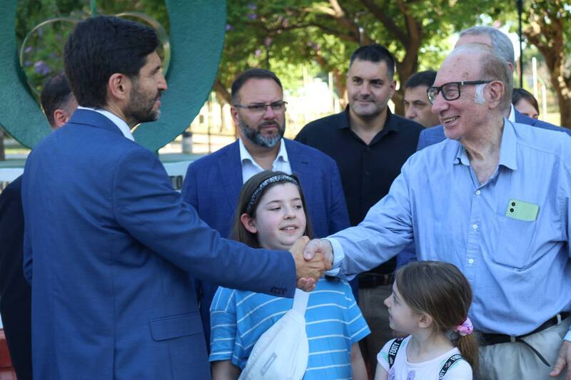 El m&eacute;dico junto al gobernador Maximiliano Pullaro durante la inauguraci&oacute;n de la remodelaci&oacute;n del Bv. Mansueto Maiorano.