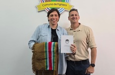 Imagen de Seisas pasó por Fighiera para entregar un poncho y una copia de la Constitución