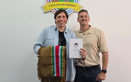 Imagen de Seisas pas&oacute; por Fighiera� para entregar un poncho y una copia de la Constituci&oacute;n