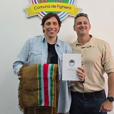 Imagen de Seisas pas&oacute; por Fighiera� para entregar un poncho y una copia de la Constituci&oacute;n