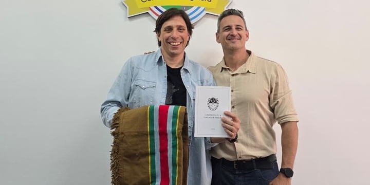 Imagen de Seisas pasó por Fighiera para entregar un poncho y una copia de la Constitución