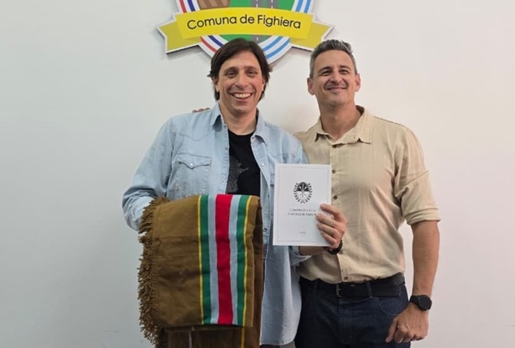 Imagen de Seisas pas&oacute; por Fighiera� para entregar un poncho y una copia de la Constituci&oacute;n