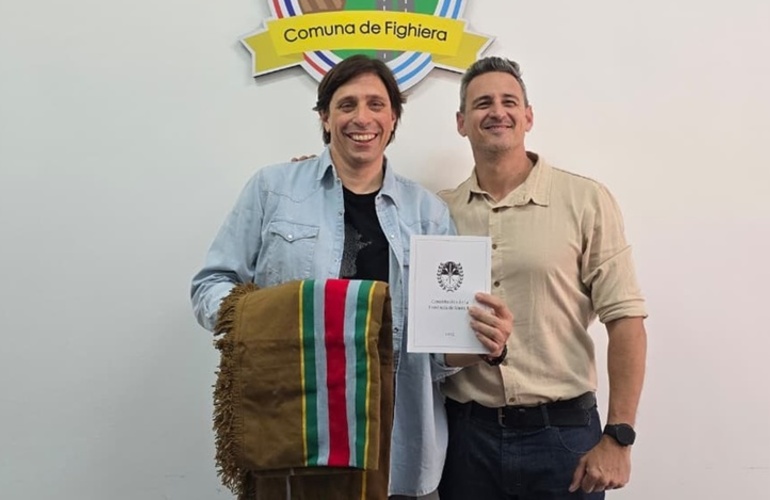 Imagen de Seisas pasó por Fighiera para entregar un poncho y una copia de la Constitución