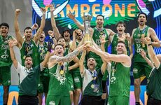 Imagen de Ferro y "Cartucho" Gallegos campeones de la Liga Sudamericana de baloncesto 2025 tras vencer a Regatas