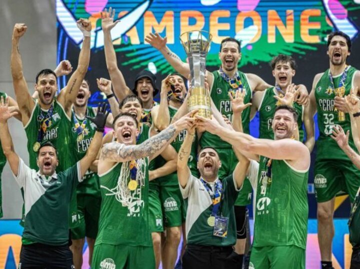Imagen de Ferro y "Cartucho" Gallegos campeones de la Liga Sudamericana de baloncesto 2025 tras vencer a Regatas