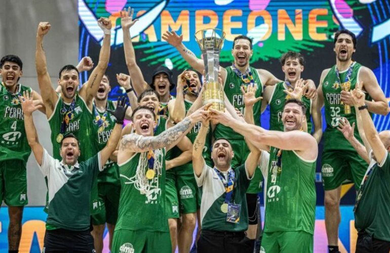 Imagen de Ferro y "Cartucho" Gallegos campeones de la Liga Sudamericana de baloncesto 2025 tras vencer a Regatas