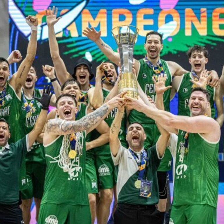 Imagen de Ferro y "Cartucho" Gallegos campeones de la Liga Sudamericana de baloncesto 2025 tras vencer a Regatas