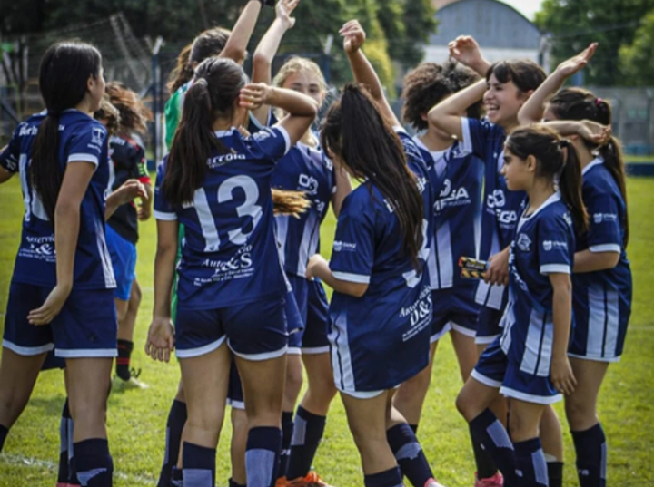 Imagen de Fútbol Femenino: Athletic finalizó el año con podios y medallas en varias categorías