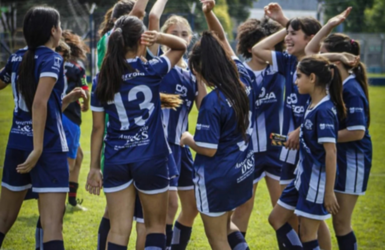 Imagen de Fútbol Femenino: Athletic finalizó el año con podios y medallas en varias categorías