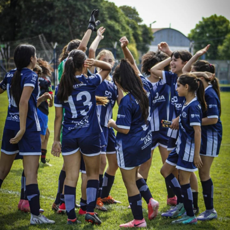 Imagen de Fútbol Femenino: Athletic finalizó el año con podios y medallas en varias categorías
