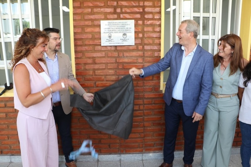 Imagen de Inauguraron un nuevo sal&oacute;n en la Escuela T&eacute;cnica N&deg;650 en el marco del programa �1.000 Aulas�