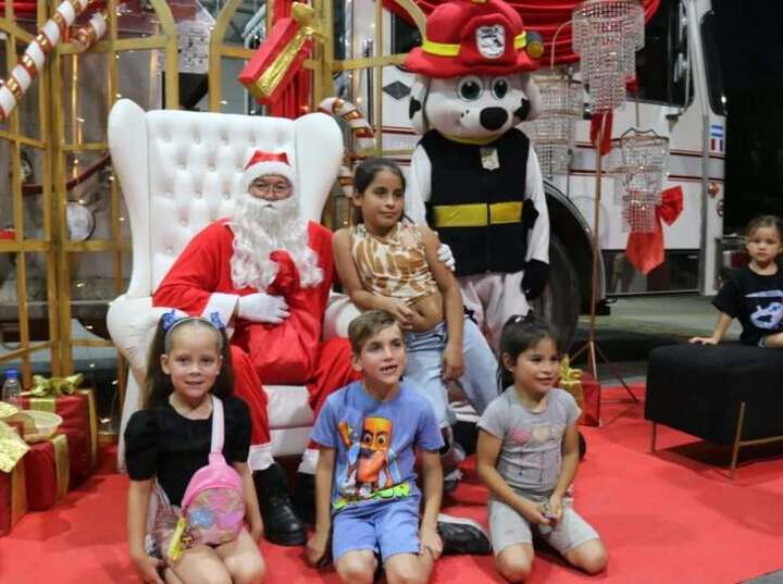 Imagen de Pap&aacute; Noel volvi&oacute; a visitar el cuartel de Bomberos Voluntarios