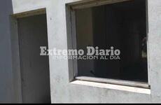 Sin puertas ni ventanas. Le llevaron hasta las aberturas de la casa.