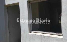 Sin puertas ni ventanas. Le llevaron hasta las aberturas de la casa.
