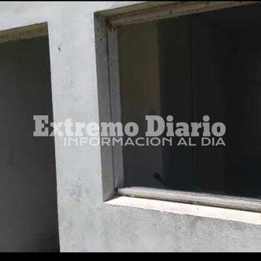 Sin puertas ni ventanas. Le llevaron hasta las aberturas de la casa.