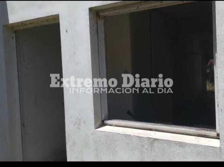 Sin puertas ni ventanas. Le llevaron hasta las aberturas de la casa.