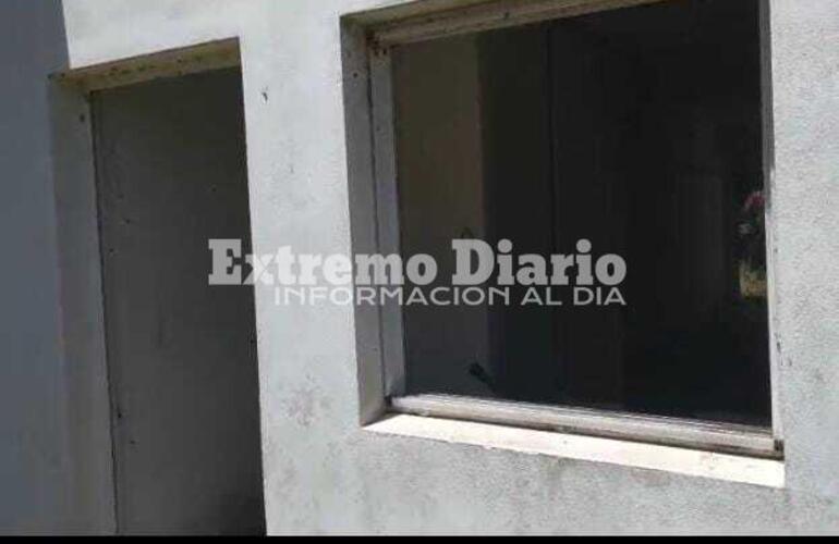 Sin puertas ni ventanas. Le llevaron hasta las aberturas de la casa.