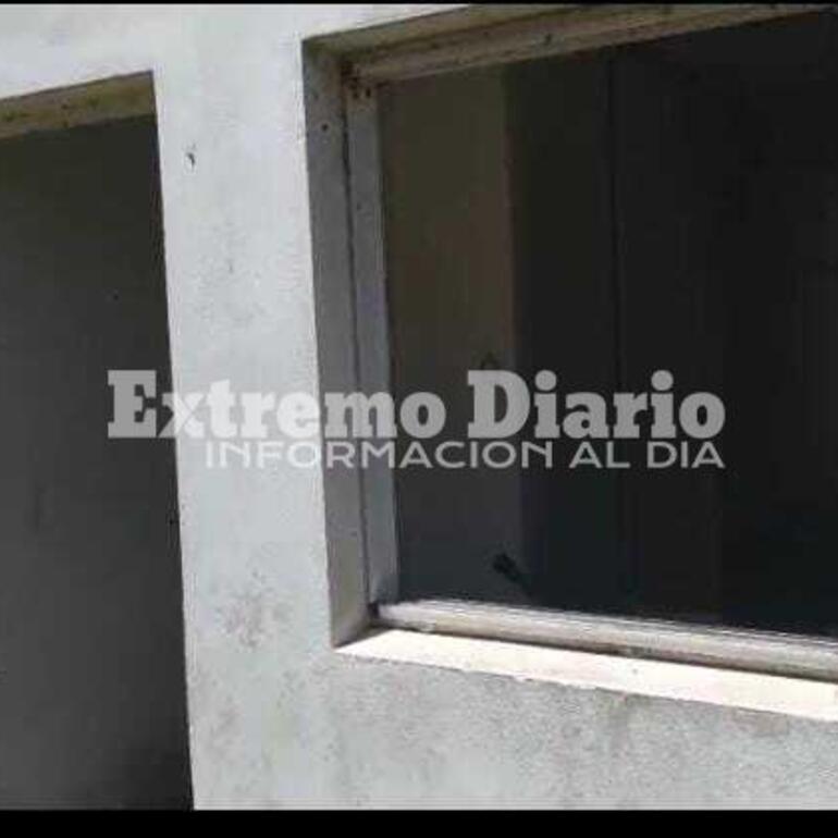 Sin puertas ni ventanas. Le llevaron hasta las aberturas de la casa.