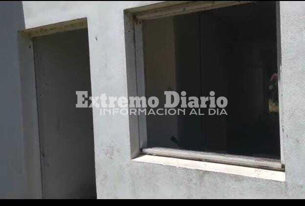 Sin puertas ni ventanas. Le llevaron hasta las aberturas de la casa.