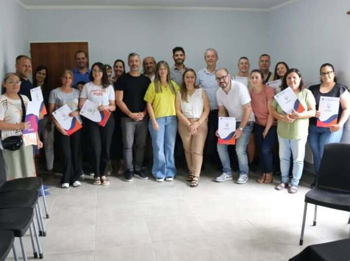 Imagen de El Municipio firm&oacute; convenios por $15.000.000 totales con los beneficiarios del "Programa Activa Emprendedor".