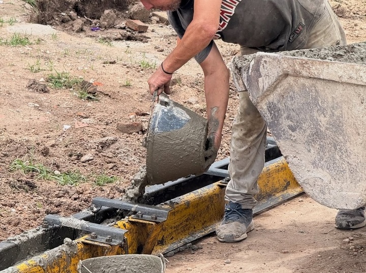 Imagen de Avanza la obra de cord&oacute;n cuneta en el loteo municipal Mi Lote
