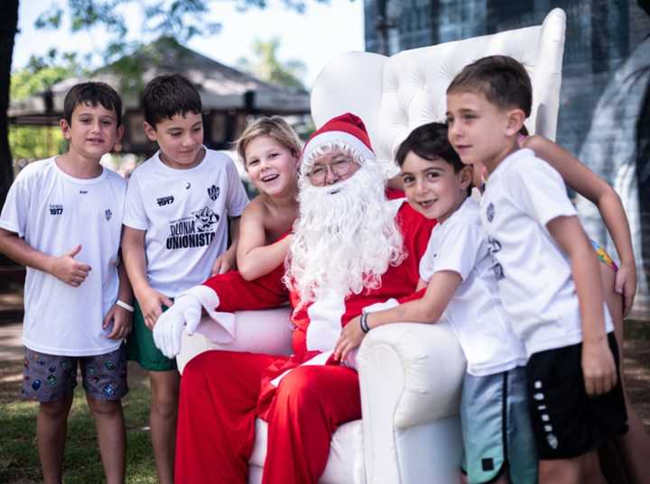 Imagen de Pap&aacute; Noel visit&oacute; la Colonia de Uni&oacute;n