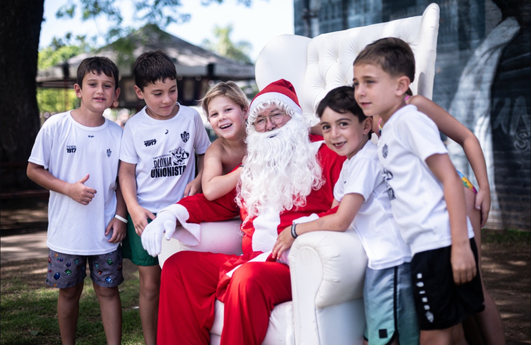 Imagen de Pap&aacute; Noel visit&oacute; la Colonia de Uni&oacute;n