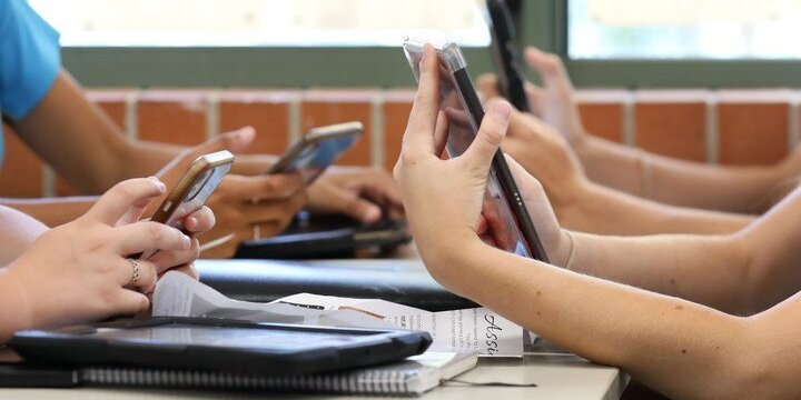 Imagen de Educaci&oacute;n en Santa Fe: prohibici&oacute;n de celulares y cambios en el incentivo docente ser&aacute;n los ejes del 2026