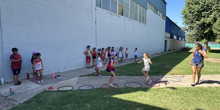 Imagen de Jornada de juegos y visita de Pap&aacute; Noel para la Colonia de Talleres