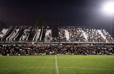 Los socios refundadores en la cancha con sus distinciones