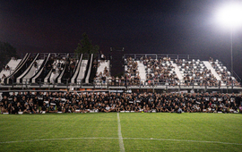 Los socios refundadores en la cancha con sus distinciones