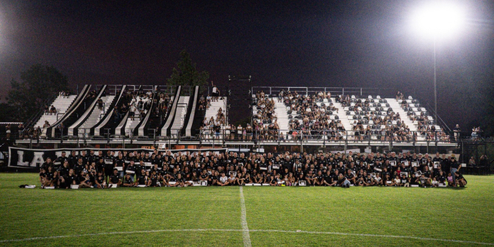 Los socios refundadores en la cancha con sus distinciones