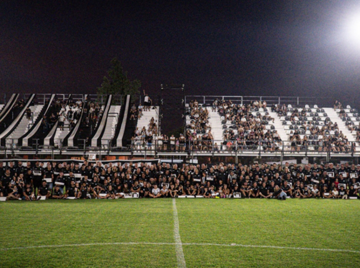 Los socios refundadores en la cancha con sus distinciones