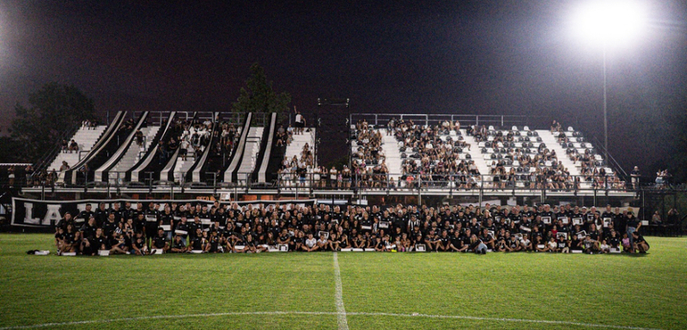 Los socios refundadores en la cancha con sus distinciones