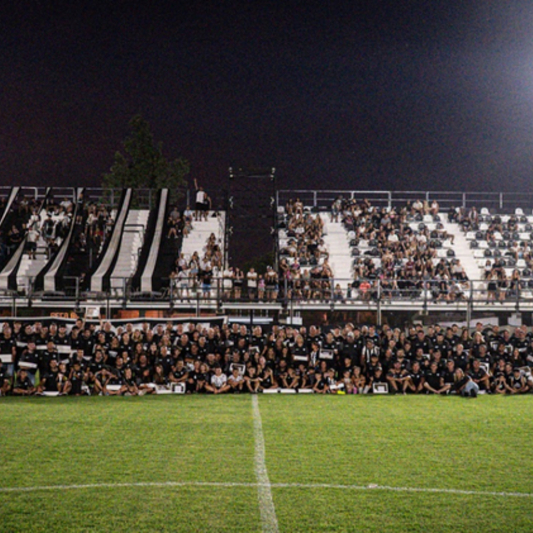 Los socios refundadores en la cancha con sus distinciones