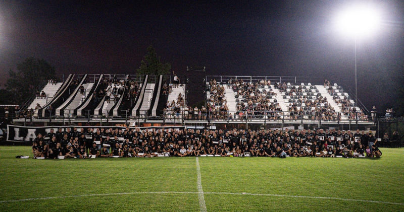 Los socios refundadores en la cancha con sus distinciones
