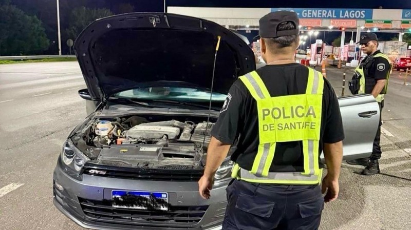 Imagen de Operativo Verano: la Guardia Provincial de Seguridad Vial secuestr&oacute; cuatro kilos de coca&iacute;na en la autopista Rosario-Buenos Aires
